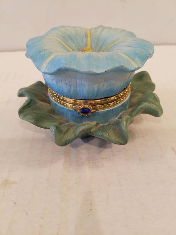 lot 50 image: Unique Ring Holder