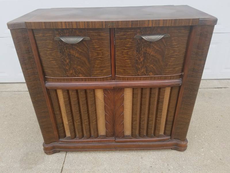 lot 14 image: Zenith Stereo Counsel 1946
