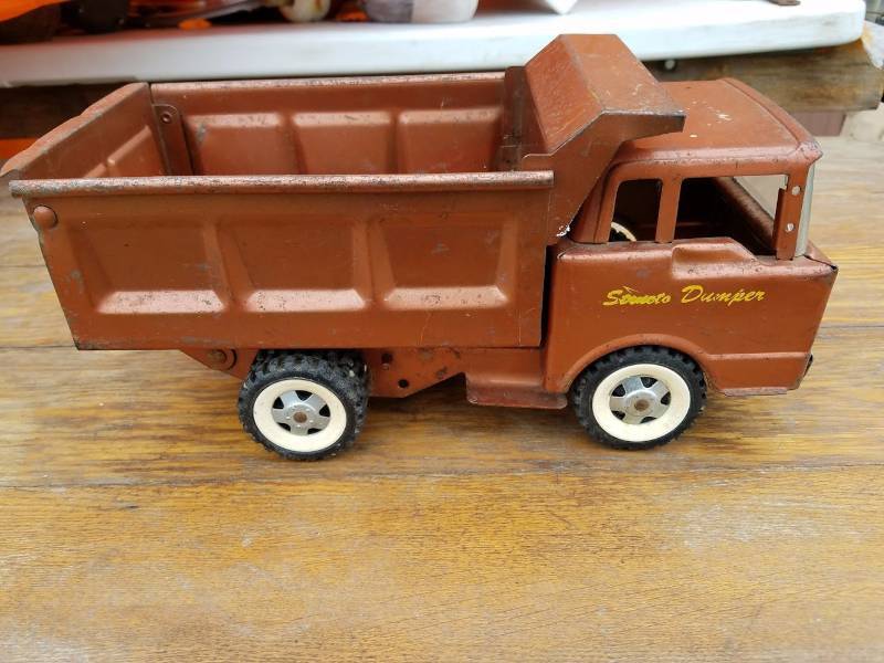 lot 32 image: Structo Dumper,1950s Dump Truck