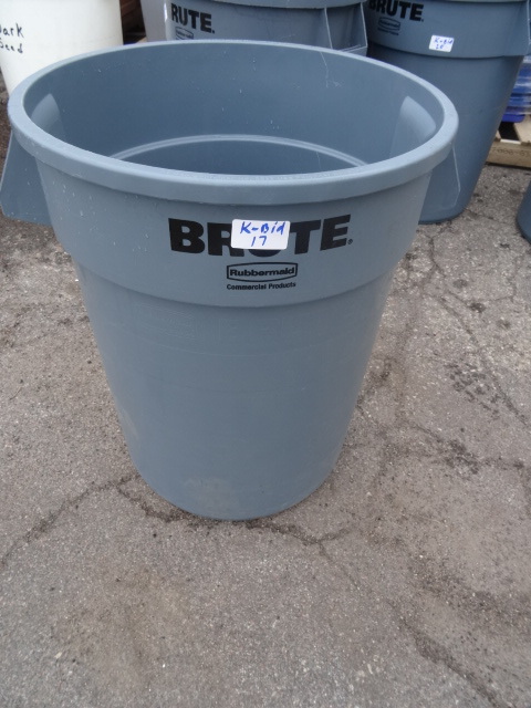 lot 17 image: Brute 32 gal garbage can. Very nice...