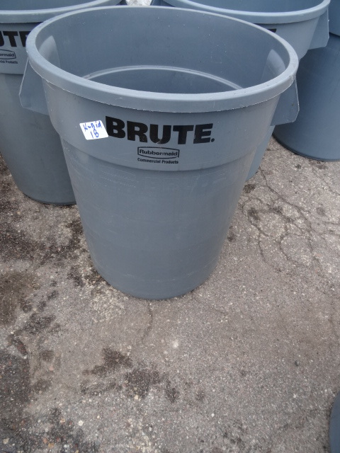 lot 18 image: Brute 32 gal garbage can. Very nice...