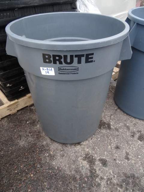 lot 19 image: Brute 32 gal garbage can. Very nice...