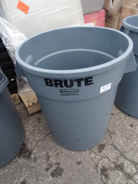 lot 20 image: Brute 32 gal garbage can. Very nice...