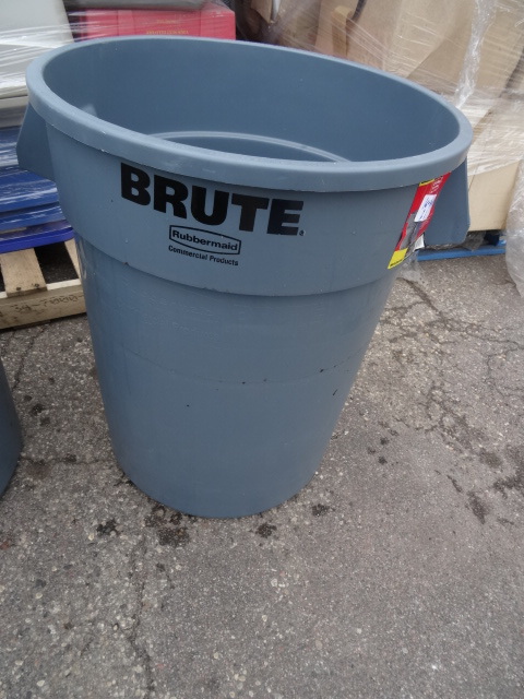 lot 21 image: Brute 32 gal garbage can. Very nice...