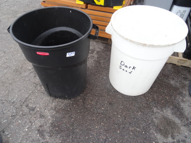 lot 22 image: 2 Rubbermaid 32 gal garbage cans....