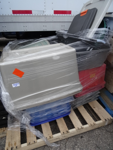 lot 23 image: Pallet of misc tubs and misc lids. ...