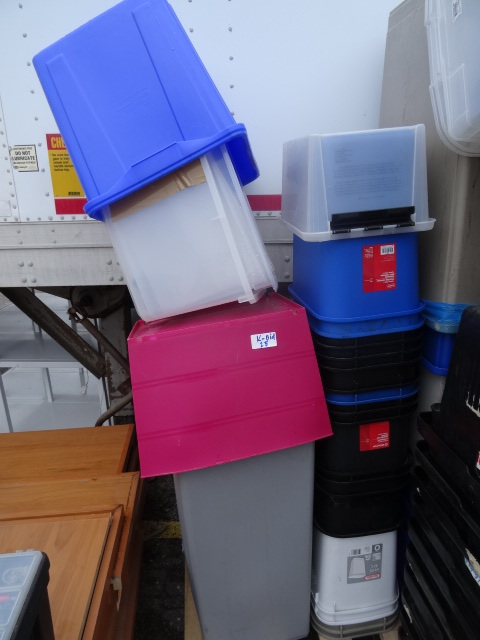 lot 25 image: Misc tubs and office size and regul...