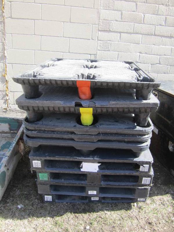 lot 3 image: Lot of 9 plastic pallets...