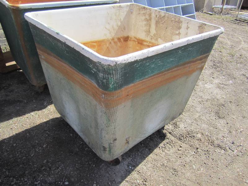lot 4 image: Fiberglass bin on wheels, crack in ...