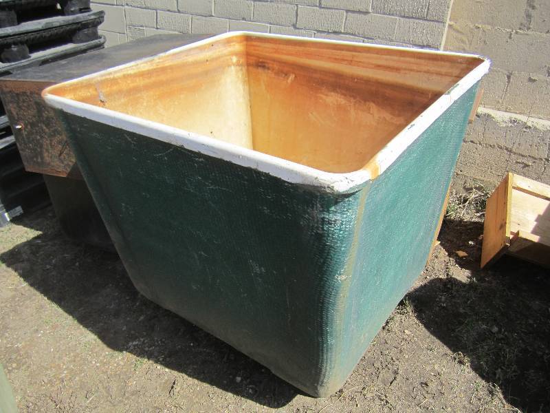 lot 5 image: Fiberglass bin on wheels, crack in ...