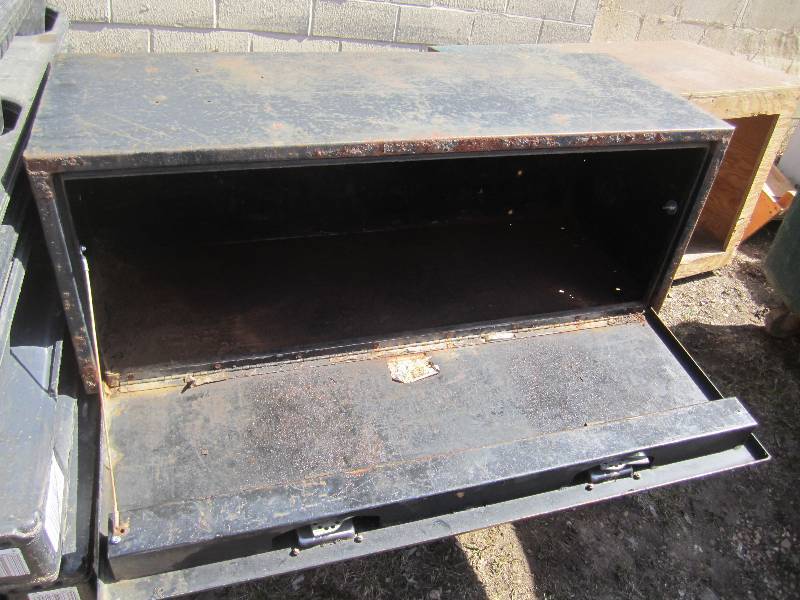 lot 6 image: Metal tool box with latching front ...