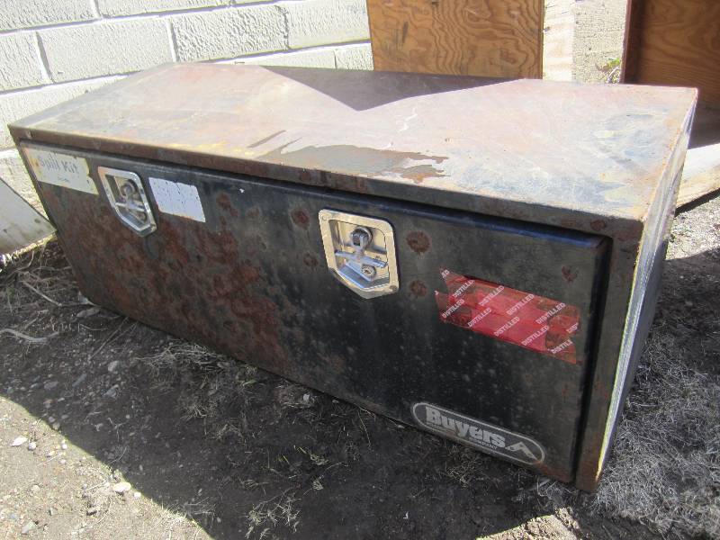 lot 7 image: Metal tool box with latching front ...