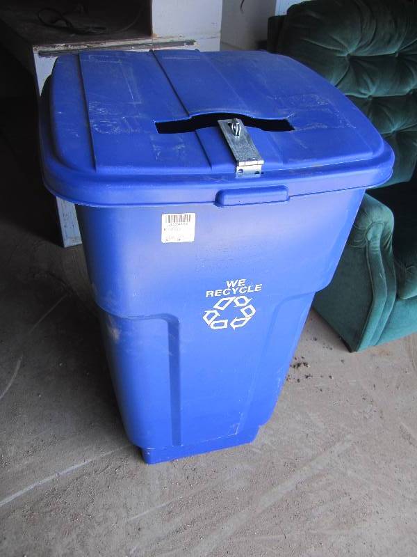 lot 19 image: Plastic recycling bin with hasp to ...