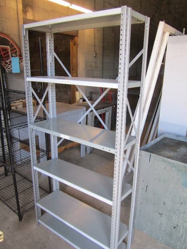 lot 20 image: Metal shelf...