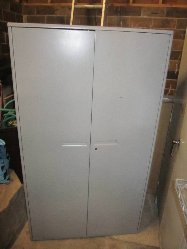 lot 29 image: Metal storage cabinet...