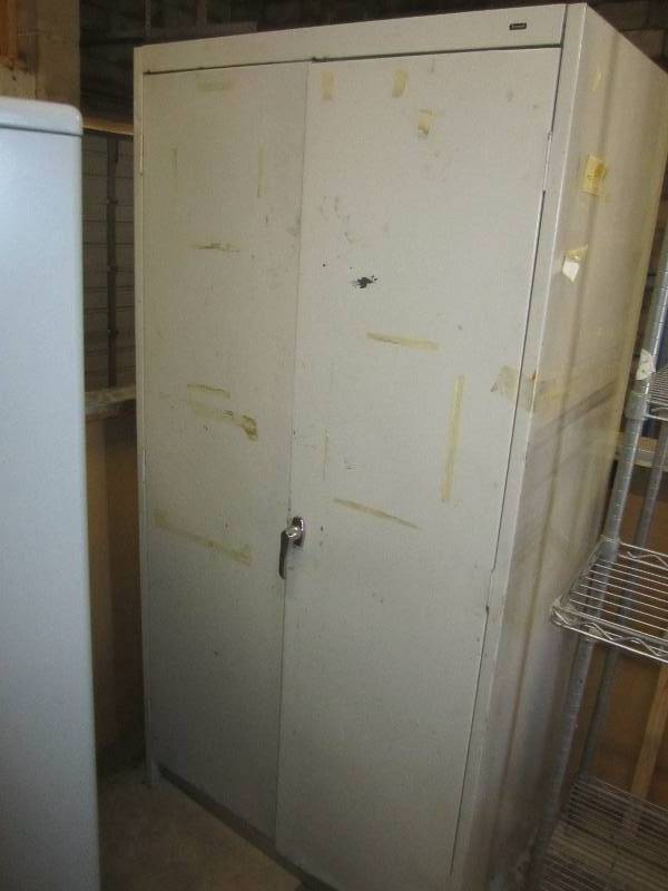 lot 30 image: Metal storage cabinet...