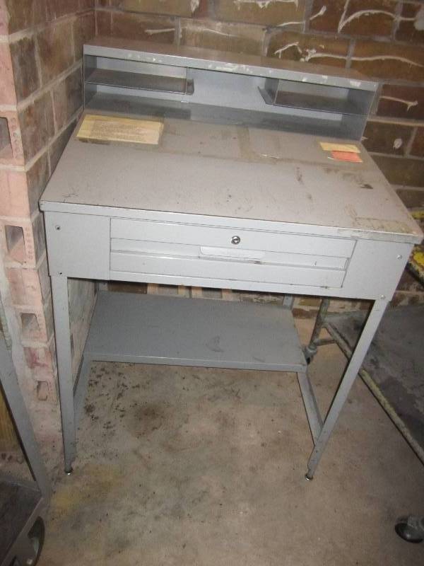 lot 34 image: Standing height work desk...