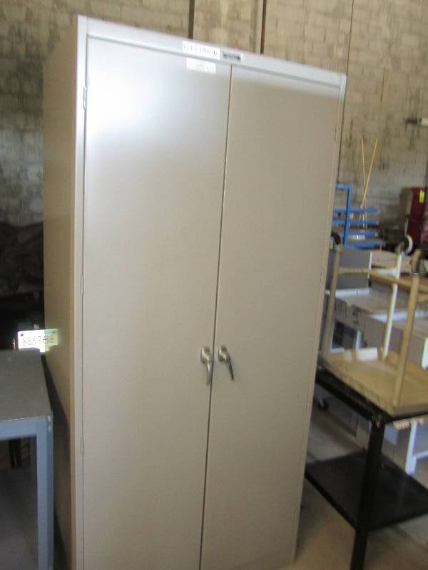 lot 49 image: Metal storage cabinet...