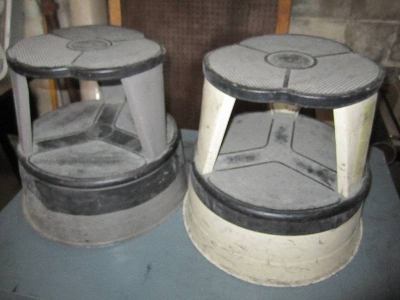 lot 66 image: 2 step stools...