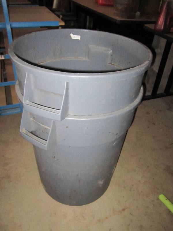 lot 75 image: 2 Brute heavy duty trash cans...