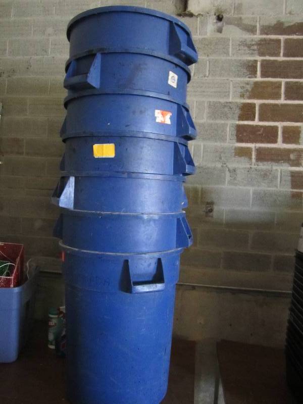 lot 82 image: Lot of 7 Brute heavy duty trash can...