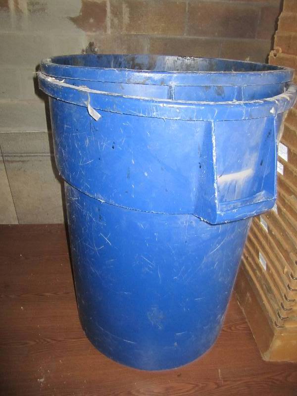 lot 84 image: 2 heavy commercial trash cans...