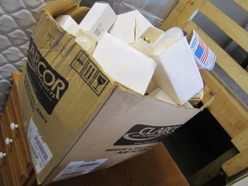 lot 90 image: Large box of assorted light bulbs...