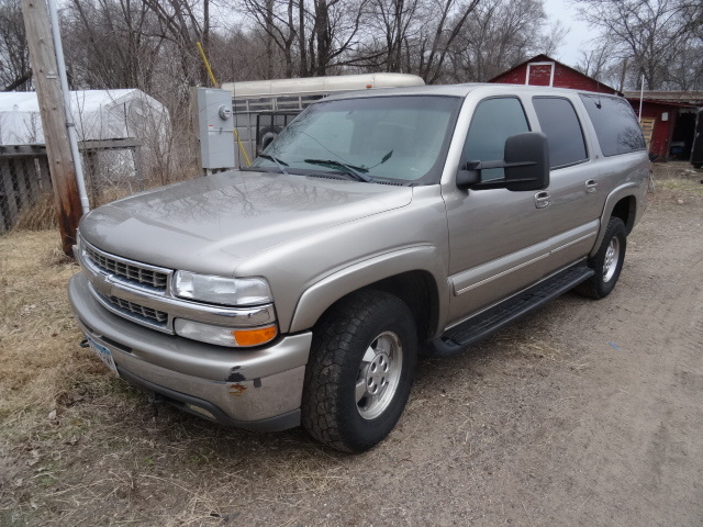 lot 2 image: 2001 Chevrolet Suburban LT 4 x 4