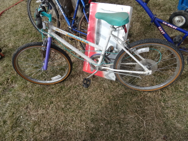 lot 6 image: Huffy Regetta 10 speed bicycle.
