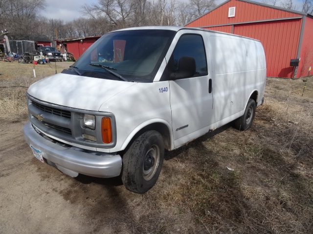 lot 1 image: 2001 Chevy Express van 3500