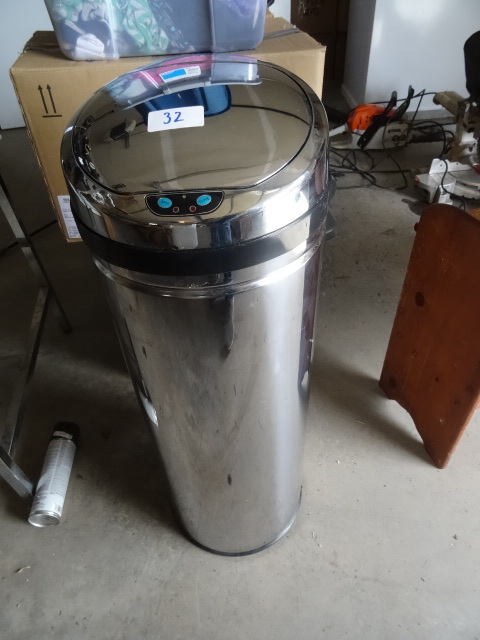 lot 32 image: Battery powered open and close garbage can