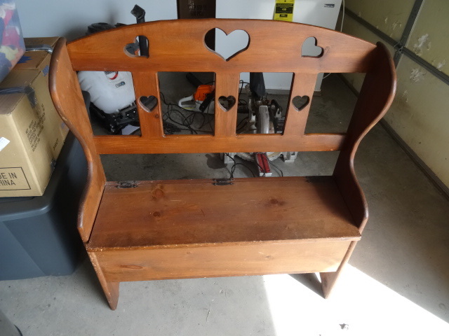 lot 33 image: Entry way bench with storage area