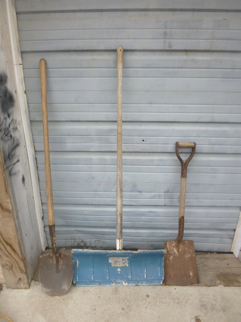 lot 11 image: 3 Shovels