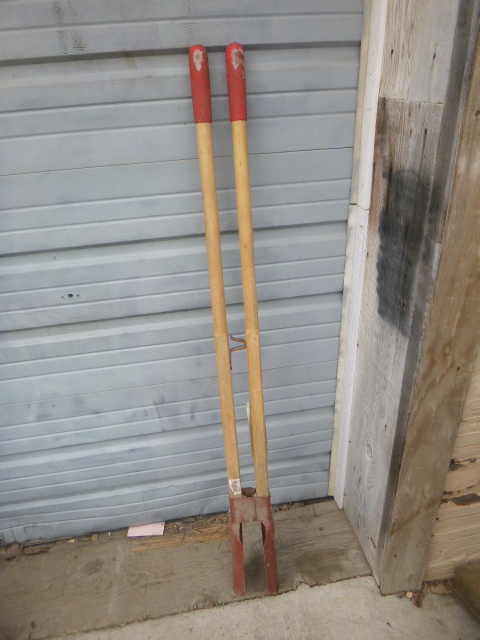 lot 13 image: Post Hole Digger