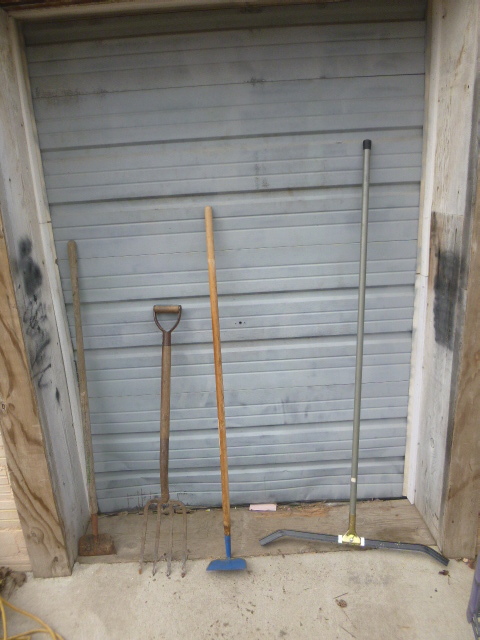 lot 16 image: Garage and Lawn Items