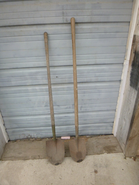lot 17 image: 2 Shovels
