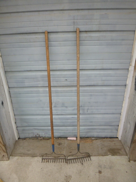 lot 18 image: 2 Rakes