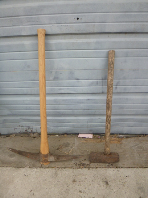 lot 21 image: Splitting Maul and Pick Axe