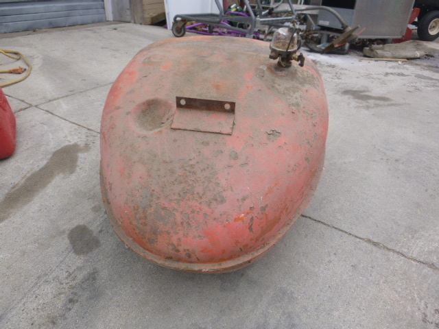 lot 23 image: Tractor Gas Tank