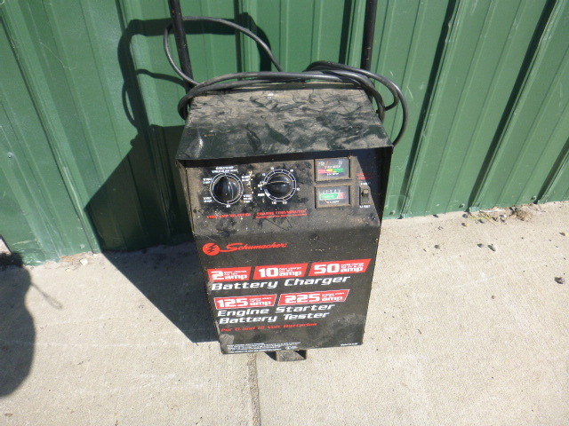 lot 49 image: Schumacher Battery Charger