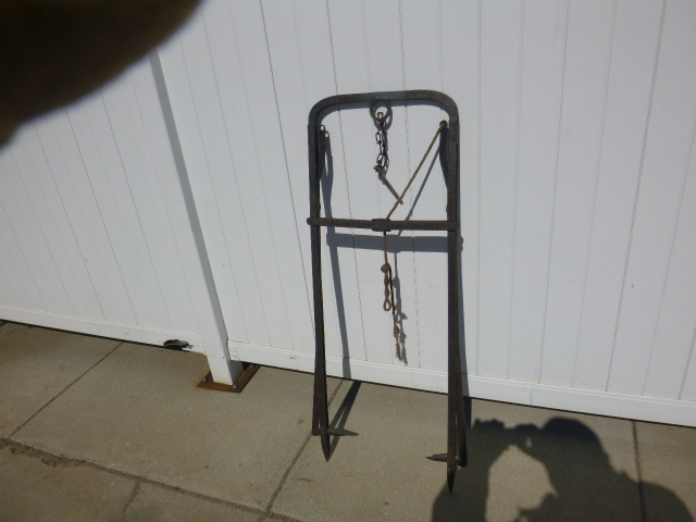 lot 54 image: Vintage Hay Trolley Carrier Harpoon Forks