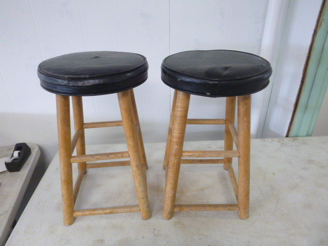 lot 75 image: 2 Stools