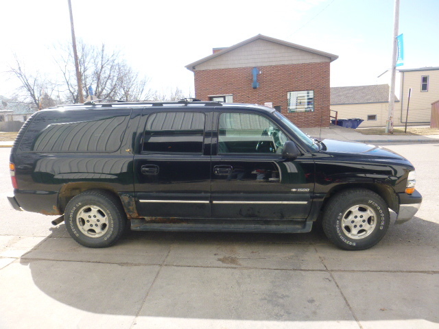 lot 1 image: 2000 Chevrolet Suburban LT