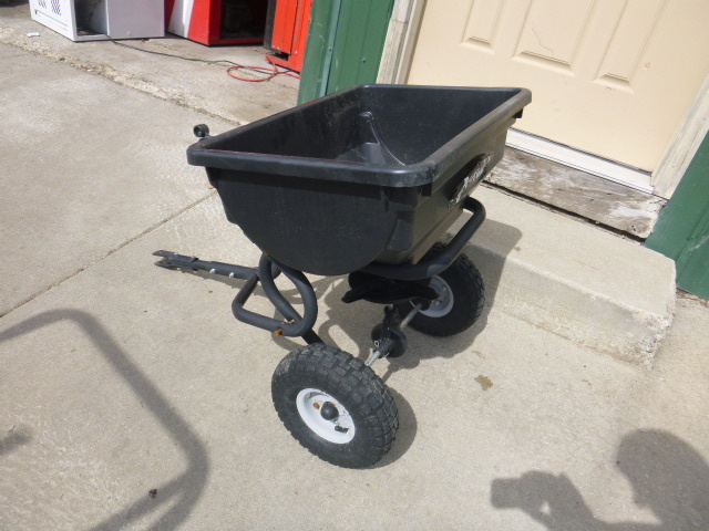 lot 89 image: Agra-Fab Fertilizer Pull Behind Spreader