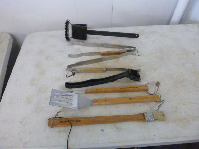 lot 140 image: Miscellaneous Grilling Tools