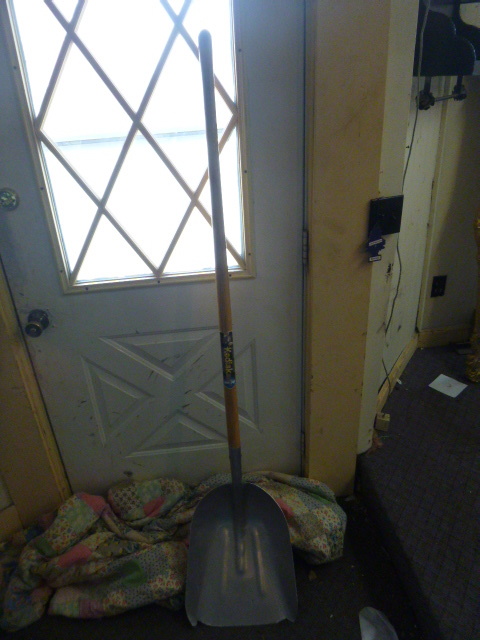 lot 150 image: Long Handle Scoop Shovel