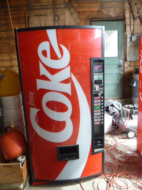 lot 4 image: Coca-Cola Vending Machine