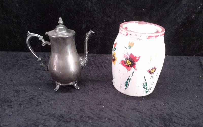lot 13 image: Lot - Vintage Cookie Jar & Tea Server