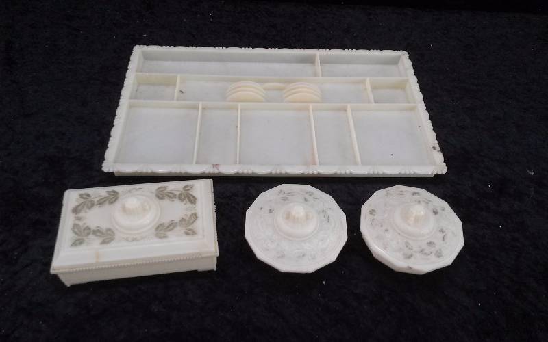 lot 20 image: Vintage Bakelite Dresser Set