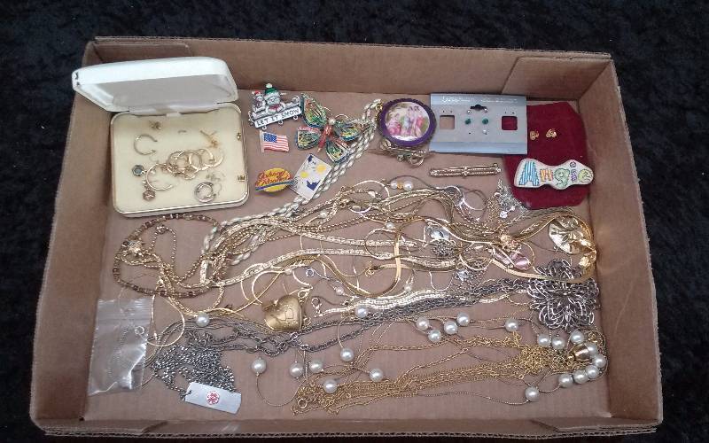 lot 24 image: Misc Jewelry